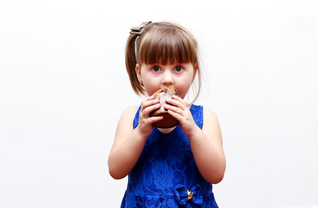 Portrait de jeune fille avec petit panetone, fond blanc