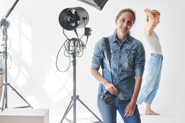 Portrait d'une jeune fille photographe sur fond de Studio