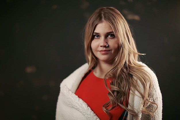 Portrait de jeune fille piercing nez / jeune blonde modèle posant avec un anneau dans le nez, fille hipster