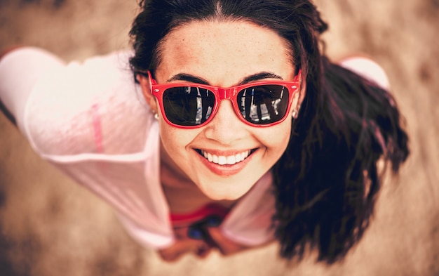 Photo portrait de jeune fille en plein air en levant