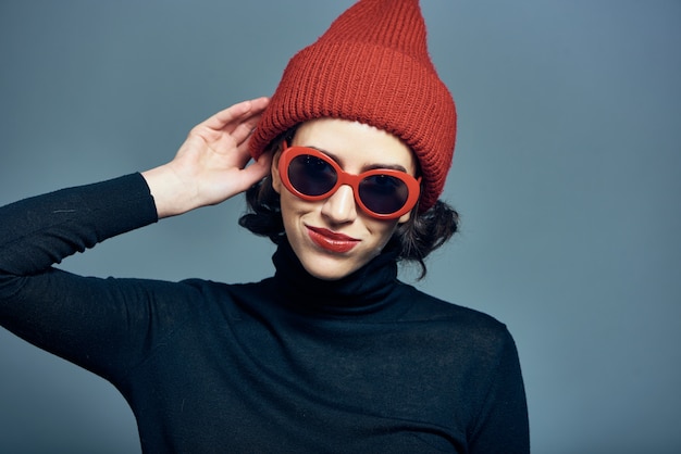 Portrait d'une jeune fille portant un chapeau rouge