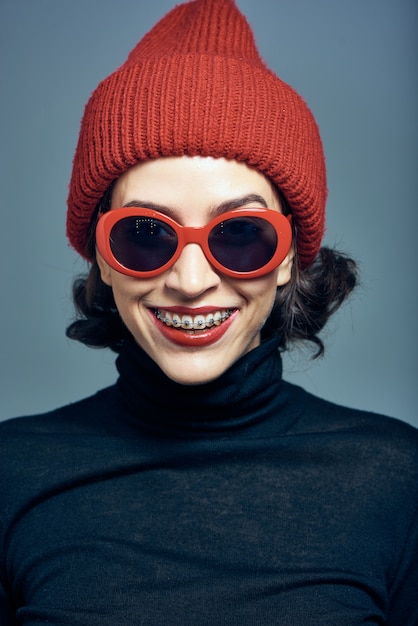 Portrait d'une jeune fille portant un chapeau rouge