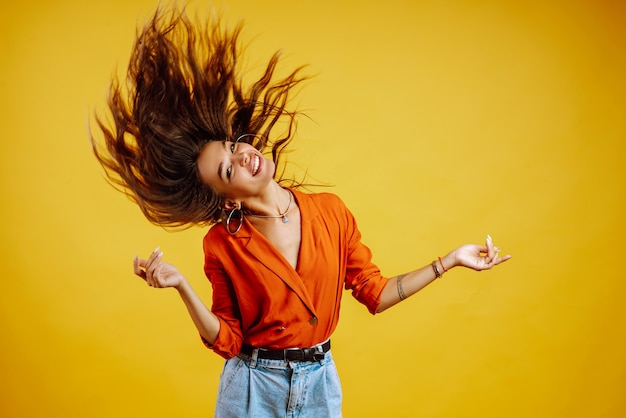 Photo portrait de jeune fille posant sur jaune.