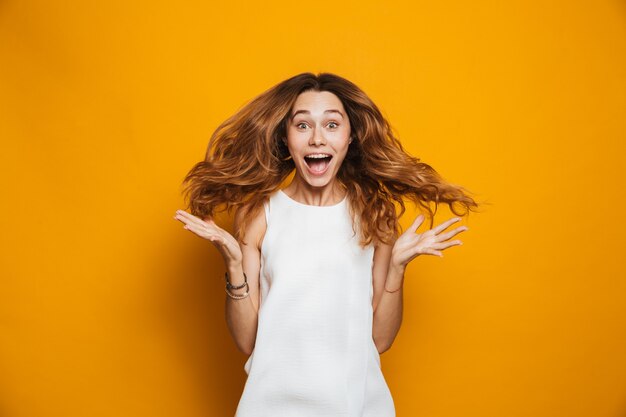 Portrait d'une jeune fille positive criant