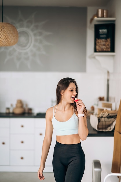 Portrait d'une jeune fille positive