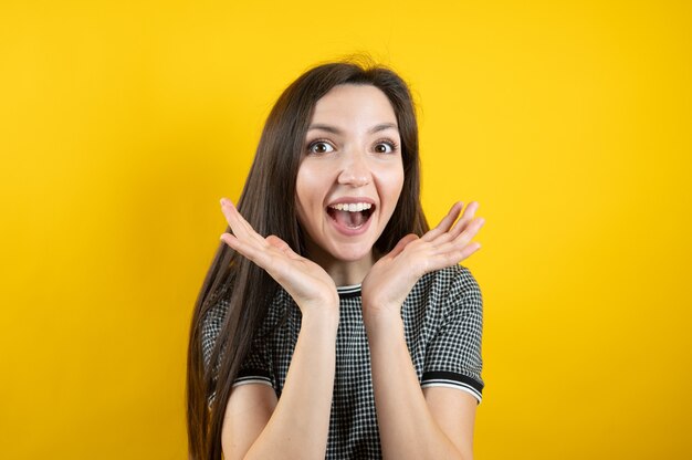 Portrait d'une jeune fille positive.