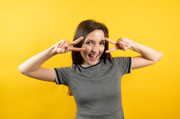 Portrait d'une jeune fille positive.