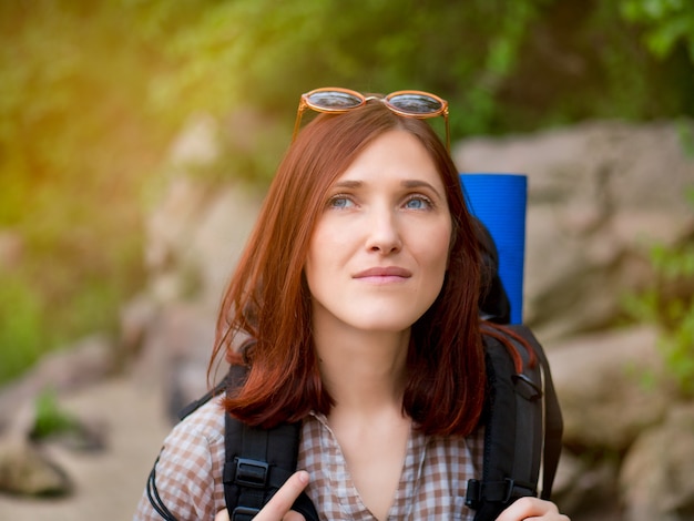 Portrait de jeune fille profitant de la nature en voyage de randonnée dans les montagnes.