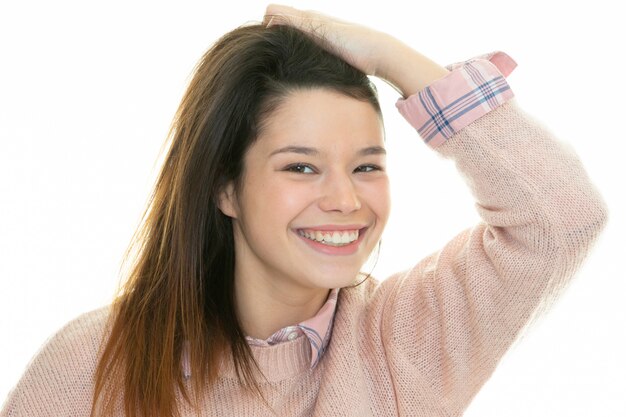 Portrait de jeune fille de race blanche mains sur les épaules heureux sourire attrayant