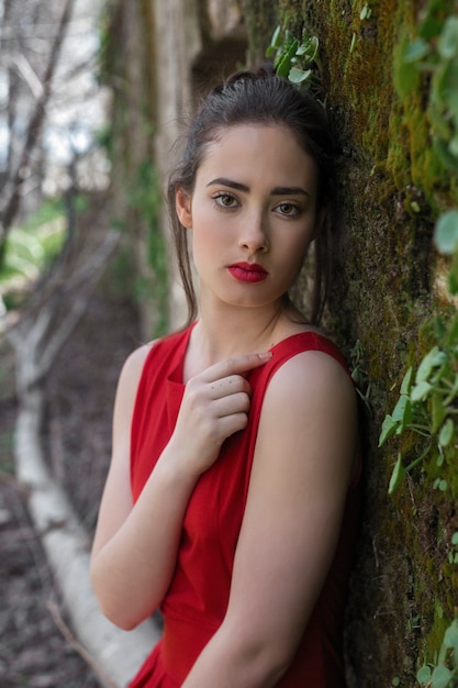 Portrait de jeune fille en robe rouge