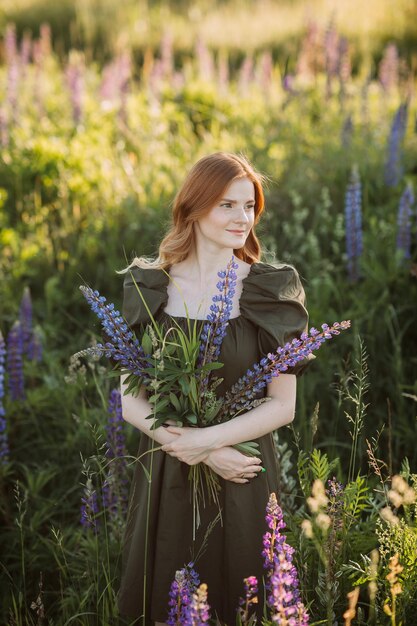 Portrait d'une jeune fille rousse dans un bosquet de lupin 3271