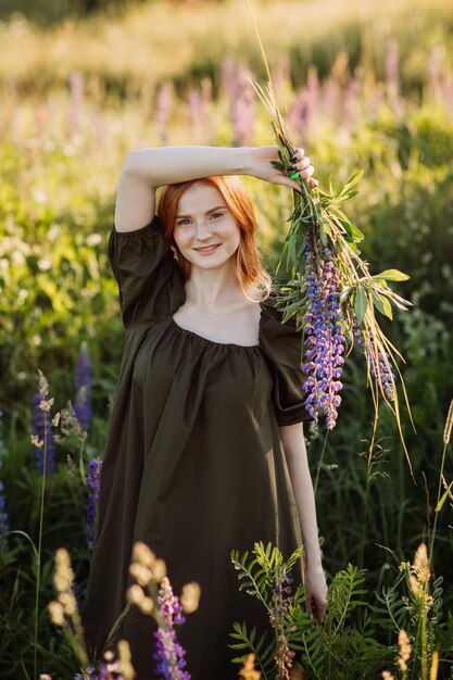 Portrait d'une jeune fille rousse dans un bosquet de lupin 3276