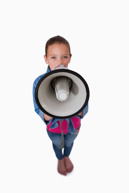 Portrait d&#39;une jeune fille s&#39;exprimant à travers un mégaphone