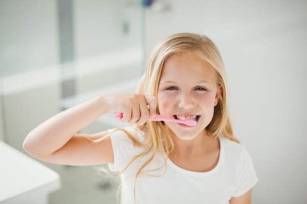 Portrait de jeune fille se brosser les dents