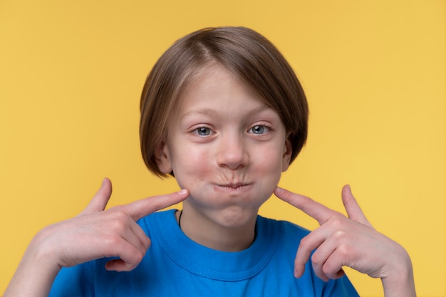 Photo portrait de jeune fille se moquant de quelqu'un