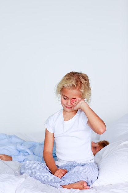 Portrait d&#39;une jeune fille se réveiller dans une chambre