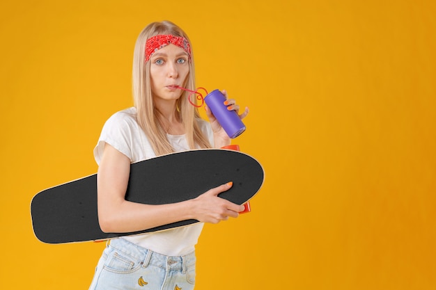 Portrait d'une jeune fille en short court avec longboard