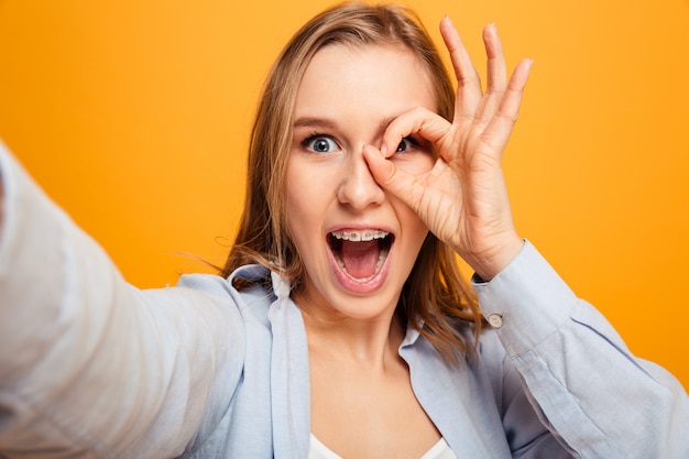 Portrait d'une jeune fille souriante avec bretelles