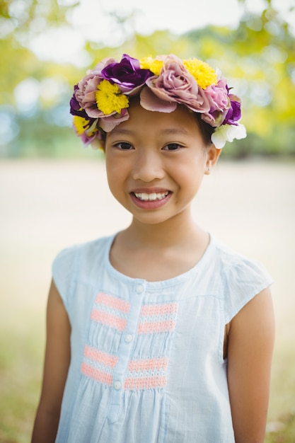 Portrait de jeune fille souriante dans le parc