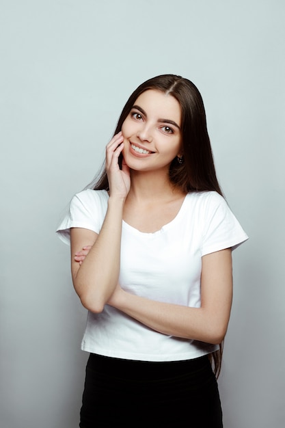 Portrait d'une jeune fille souriante sur fond blanc