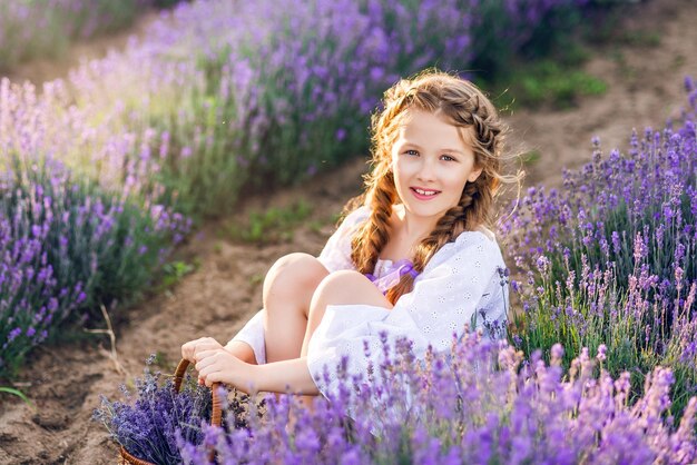 Photo portrait d'une jeune fille souriante à la lavande