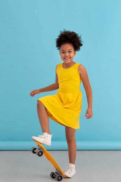 Portrait de jeune fille souriante avec skateboard