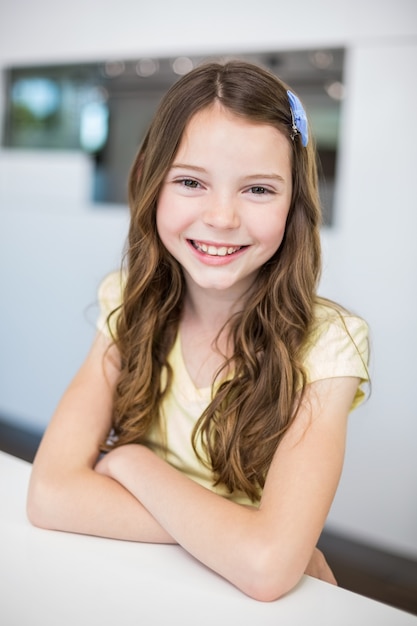 Portrait de jeune fille souriante