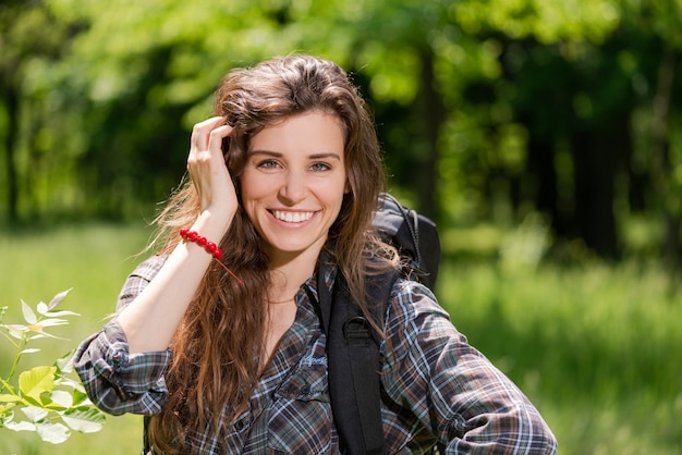 Portrait de jeune fille souriante