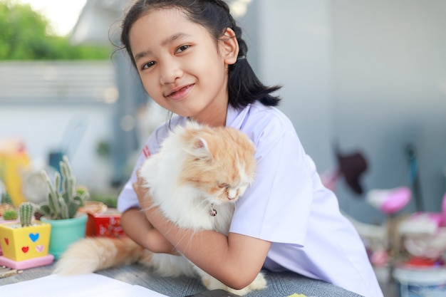 Portrait d'une jeune fille tenant son chat