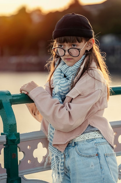 Portrait d'une jeune fille en verre sur fond de plage