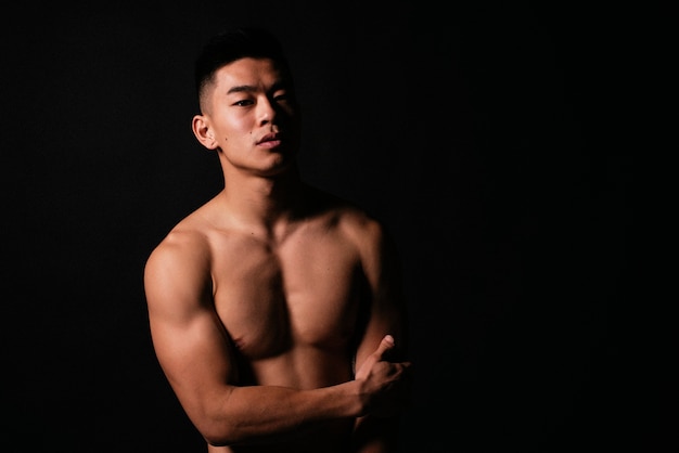 Portrait de jeune garçon asiatique avec corps de remise en forme. Attitude de défi.