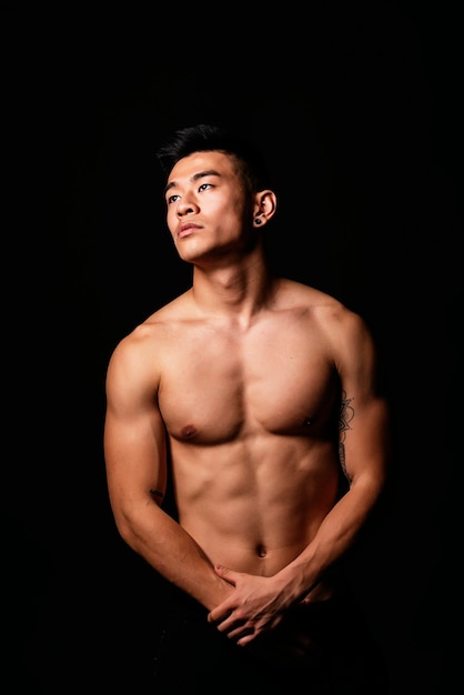 Portrait de jeune garçon asiatique avec corps de remise en forme. Attitude de défi.