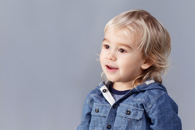 Portrait d'un jeune garçon blond