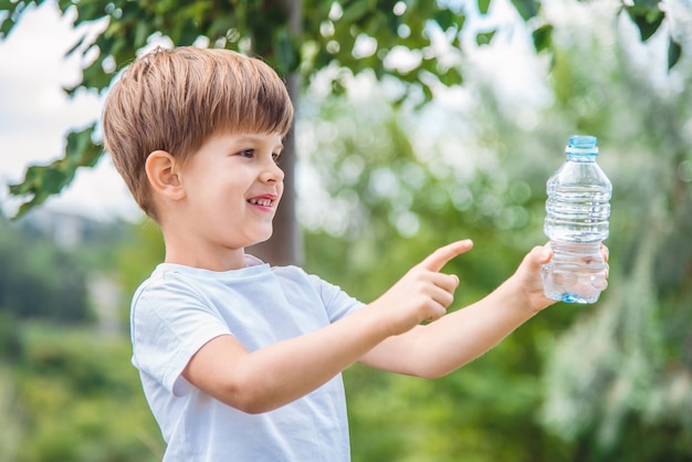 Portrait Jeune Garçon Avec Une Bouteille D'eau