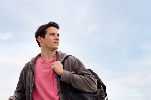 Portrait d'un jeune garçon devant le concept de ciel bleu du mode de vie des jeunes et des adolescents