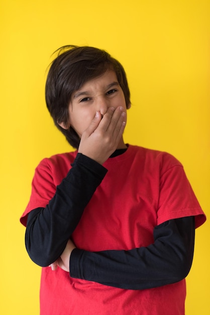 Portrait d'un jeune garçon heureux devant un fond coloré
