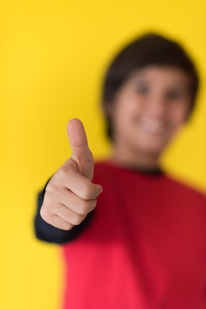 Portrait d'un jeune garçon heureux devant un fond coloré