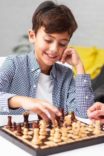 Portrait de jeune garçon jouant aux échecs