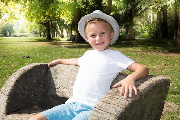 Portrait d'un jeune garçon mignon à l'extérieur