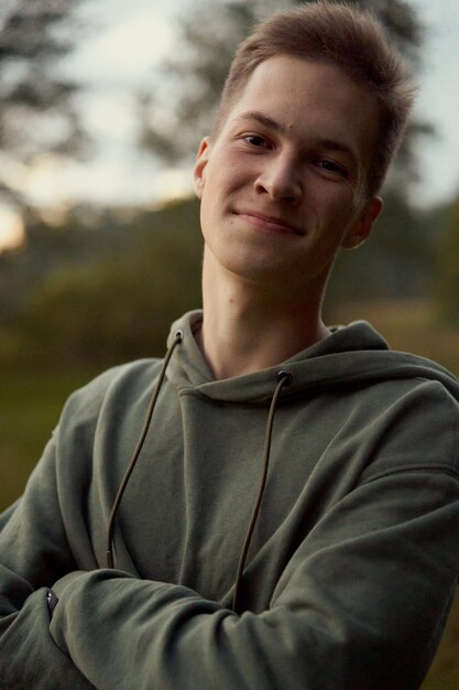 Portrait d'un jeune garçon sur le terrain en septembre.