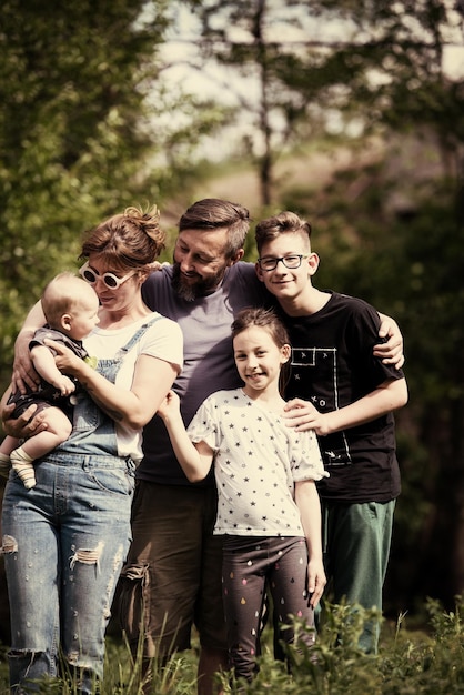 portrait d'une jeune grande famille hipster heureuse tout en s'amusant dans la nature