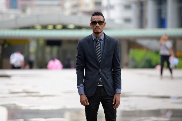 Portrait de jeune homme d'affaires africain dans les rues de la ville à l'extérieur