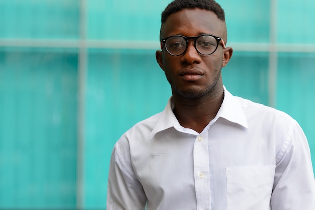 Portrait de jeune homme d'affaires africain dans la ville en plein air