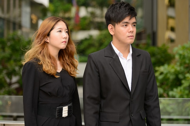 Portrait de jeune homme d'affaires asiatique et jeune femme d'affaires asiatique ensemble dans le parc de la ville en plein air