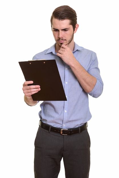 Portrait de jeune homme d'affaires barbu beau avec presse-papiers