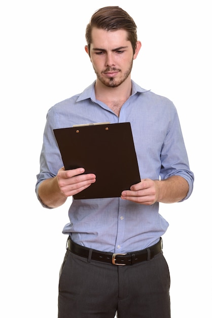 Portrait de jeune homme d'affaires barbu beau avec presse-papiers