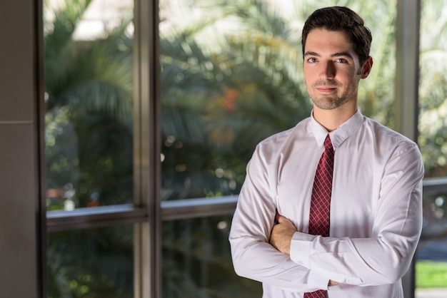 Portrait de jeune homme d'affaires beau en ville