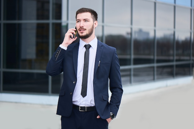 Portrait, jeune, homme affaires, bleu, complet, conversation, cellule ...