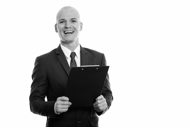 Portrait de jeune homme d'affaires chauve beau en costume isolé sur blanc en noir et blanc