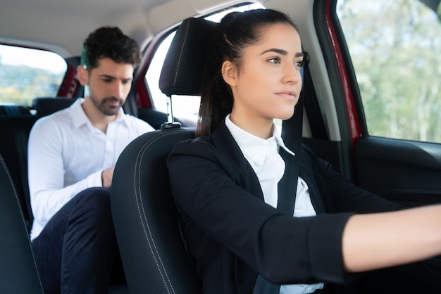 Portrait de jeune homme d'affaires sur le chemin du travail dans un taxi. Concept d'entreprise.